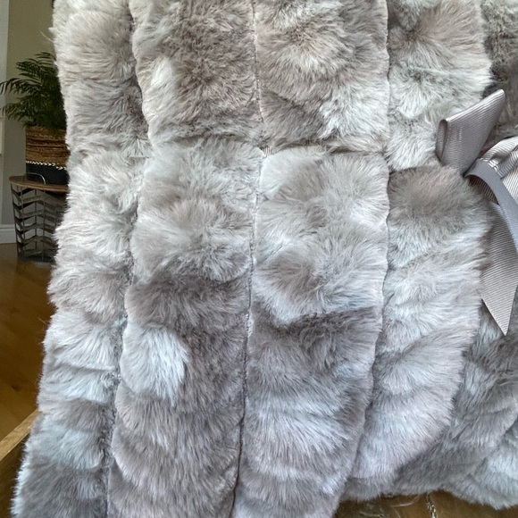 🎉HP🎉 Set of 2 Luxurious, plush faux fur accent pillows! Super soft & comfy! - Picture 8 of 13